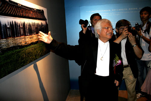 Si Chi Ko introduces the background of the photograph "The Old House in Kimmen" to Shao Hua, president of China Photographers Association, at the National Art Museum of China in Beijing on September 6. Shao Hua is the daughter-in-law of late Chinese leader Mao Zedong. [Photo: CRIENGLISH.com]